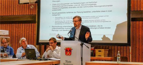 Rechtsanwalt Roland Schmidt erläuterte den Neubeurer Gemeinderäten das Instrumentarium des Raumordnungsverfahrens. Links neben ihm der Geschäftsleiter der Gemeinde, Christoph Schneider, der Zweite Bürgermeister Martin Schmid sowie der Planer Dr. Martin Vieregg.Foto Thomae
