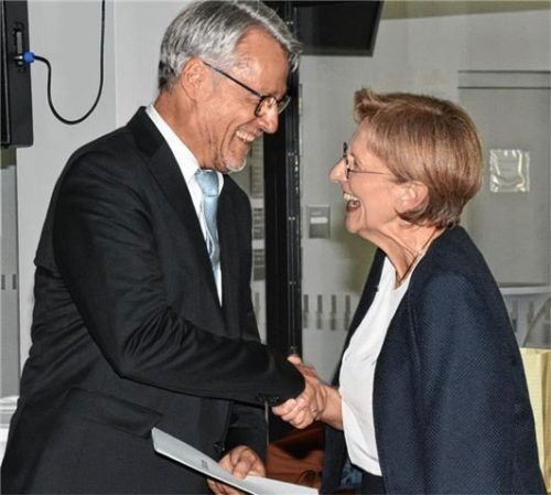 Regierungspräsidentin Maria Els überreicht Reinhard Pobel seine Entlassungsurkunde. Fotos Schlecker