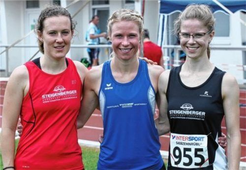 Regionaler Dreifach-Triumph in der Frauen-Gesamtwertung über zehn Kilometer: Amelie Hofbauer vom PTSV Rosenheim (Mitte) siegte vor den Lauffeuer-Athletinnen Juliane Wiedeburg (rechts) und Laura Hastreiter (links).Fotos Stuffer