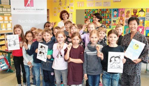 Respekt und Toleranz vermitteln: Die Sparkassenstiftung Zukunft für den Landkreis Rosenheim ermöglichte die Teilnahme der Grundschule Flintsbach am Samurai-Programm, hier die Kinder mit Stiftungsberaterin Andrea Janshen (hinten Mitte). Im Bild rechts Lehrtrainerin Marie Niino, die das Programm vermittelt. Foto Niino