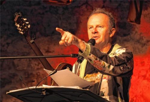 „Richtig!“ Bei einem Stück von Willy Astor darf das Publikum mit dem Zuruf von Vornamen mitmachen.Foto  bartschies