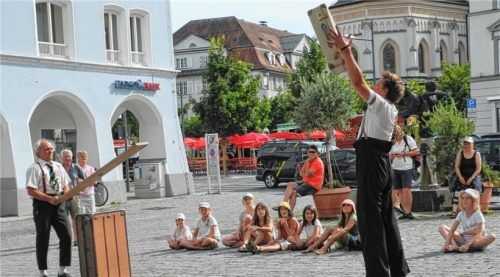 „Rigol&tOrF“ bei ihrem Auftritt auf den Ludwigsplatz. Die beiden Rosenheimer Clowns sind bei Veranstaltungen in der Stadt immer gern gesehene Gäste.