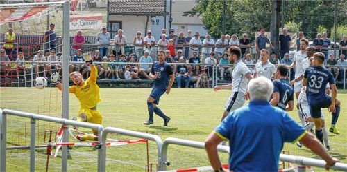 Robin Ungerath (rechts) bringt den TSV Wasserburg mit 1:0 in Führung.Foto Cater