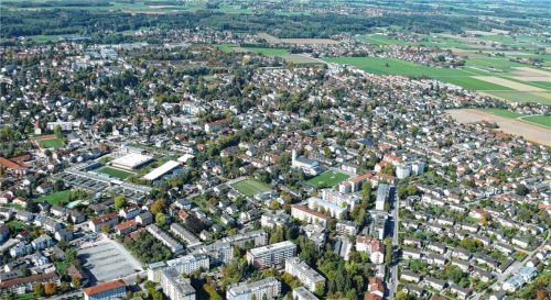 Rosenheim von oben:  Der Kauf von Bestandshäusern und -wohnungen ist zwischen Herbst 2018 und Frühjahr 2019 im einstelligen Prozentbereich gestiegen. Auch die Mieten sind erneut teurer geworden.