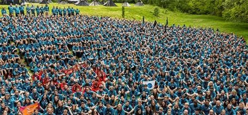 Rotes Herz im blauen Meer: Bei einer Infoveranstaltung zum Weltpfadfindertreffen haben sich die Jugendlichen aus Deutschland schon kennengelernt. Fotos re