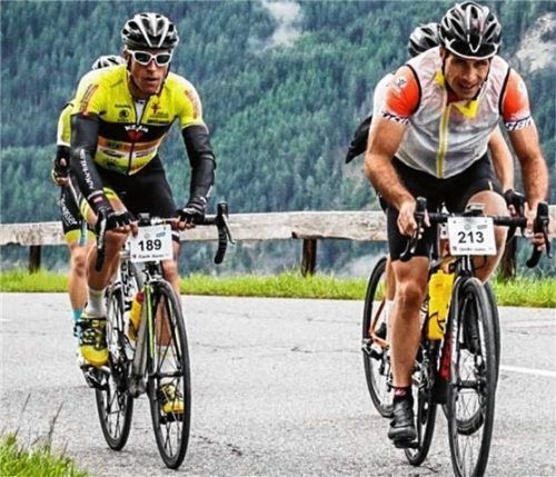 RSV-Fahrer Marcus Pfandler (links) beim Aufstieg zum Kitzbüheler Horn. Er wurde in seiner Klasse Zweiter.