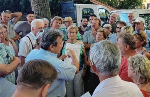 Rund 80 Bürger kamen zur Veranstaltung „CSU vor Ort“: Fraktionssprecher Sebastian Daxeder (links) erläutert einen der Pläne zum Bebauungsplan Mitterhart. Foto sel