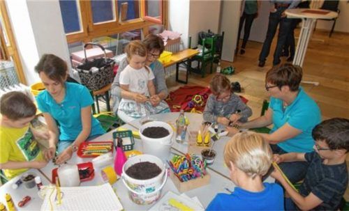 Samen in Erde gepflanzt: „Rettet die Bienen“ hieß es beim Kindergarten, für den der Reinerlös des Pfarrfestes bestimmt ist. Fotos hecht