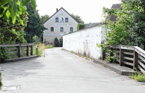 Schäden am Straßenbelag, ein hängendes Geländer – die Kirchenstraße soll saniert werden. Die Sanierung des Schmiedwegs stellte der Gemeinderat vorerst zurück, weil noch nicht geklärt ist, was mit dem Pfarrhaus und dem Gasthaus Pichlmeier passiert. Foto Höpfinger