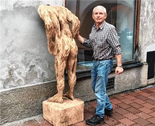 „Schauen, was dahinter ist“: Ein Skulptur von Andreas Kuhnlein lädt in die Ausstellung im Ganserhaus ein. Foto re