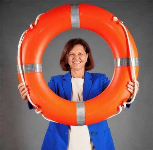 Schirmherrin mit Rettungsring: Landtagspräsidentin Ilse Aigner aus Feldkirchen-Westerham gab den Startschuss zu „Bayern schwimmt“. Foto re