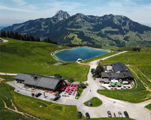 Schönes Fleckerl: das Trio aus Speichersee, Walleralm (links) und Speckalm am Oberen Sudelfeld. Foto Andreas Leder