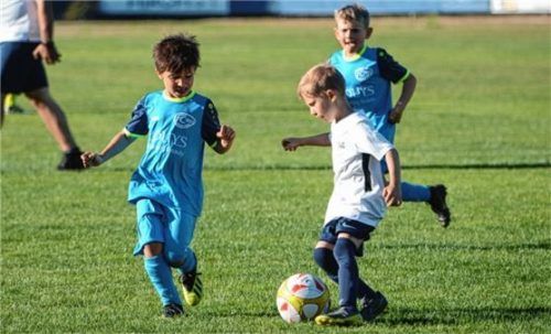 Schon die Jüngsten – hier die G-Jugend von Raubling und Nicklheim – waren mit Feuereifer dabei.Foto mru