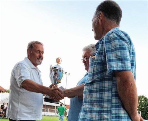 Schorsch Meindl (von links) nahm für die Moarschaft aus Haselbach den Siegerpokal von Sportreferent Hans Baumgartner und Rudi Winterer entgegen.Foto  hpf