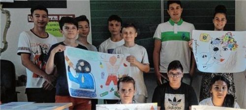 Schüler der Dieselmittelschule haben erfolgreich an der Aufklärungskampagne „bunt statt blau“ gegen Alkoholmissbrauch teilgenommen. Dazu haben sie verschiedene Plakate entworfen. Foto  re