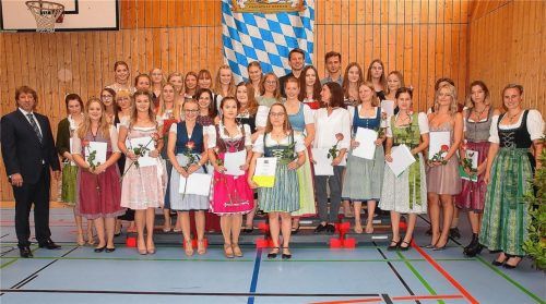 Schulleiter Andreas Gembala (links) übergab zusammen mit der stellvertretenden Kreiskämmerin Michaela Gois (rechts) die Staatspreise an 33 Schüler mit der Traumnote 1,0. Foto Buthke