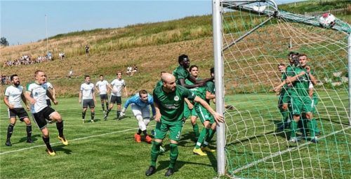 Sebastian Pichlmeier (Zweiter von links) erzielt hier den 1:1-Ausgleich der SG.Foto Wimmer