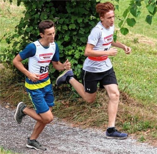 Sebastian Weiss (links) und Daniel Schuller, hier beim Ausdauerlauf, kamen bei den Buben auf die Plätze sieben und zwölf.Fotos Schmid