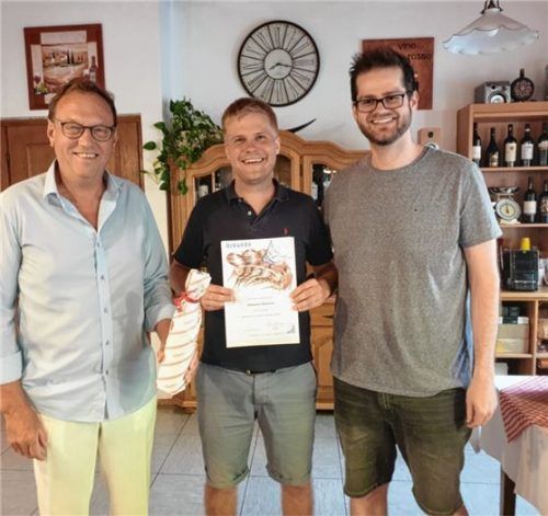 Sebastian Wiesener (Mitte) wurde jetzt für 20 Jahre Leistungssport bei der Abteilung Tischtennis des SV DJK von Günther Lodes (links), Mitglied der Abteilungsleitung, und dem Abteilungsleiter Michael Fuchs geehrt. Foto re