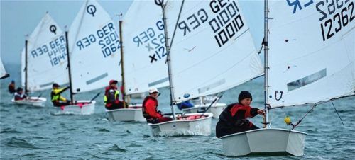 Segler der Optiliga beim Abschlusstag am Chiemsee vor Seebruck.Foto Pecher