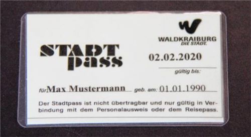 Seit 1998 gibt es in Waldkraiburg den Stadtpass, der Bedürftigen auch einen Sozialrabatt auf Kulturkarten sichert. Zehn Euro kostet der Eintritt für städtische Kultur- veranstaltungen.Foto  Grundner