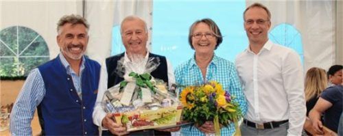 Seit 50 Jahren auf dem Volksfest, 46 Jahre davon als Schaustellersprecher: Dieter Rilke (Zweiter von links) zieht sich zurück, seiner Frau Helga überreichten Bürgermeister Robert Pötzsch (rechts) und Wiesnorganisator Norbert Meindl Blumen.Foto  Lohmann