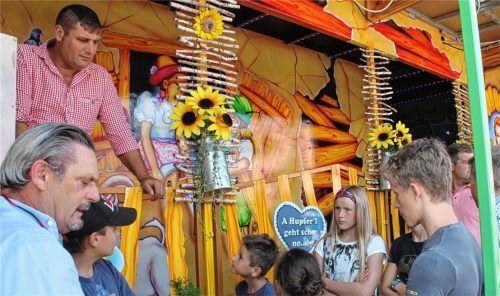 Seit zehn Jahren tourt Harry Zesch (links) mit dem „Alpenrausch“ durch Deutschland. Er führte die jungen Teilnehmer der Volksfesttour in den Parcours ein, der allerhand Überraschungen bereithält.