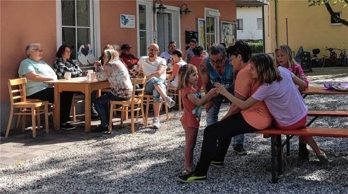 Sich für die Gemeinschaft engagieren – viele Menschen wollen sich ehrenamtlich in Rosenheim einbringen.Foto re
