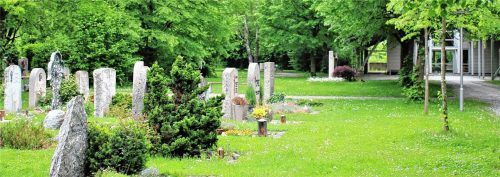 Sicht von Süden auf den neuen Friedhof, rechts ist die Aussegnungshalle und links davon könnte das Krematorium realisiert werden. Foto riediger
