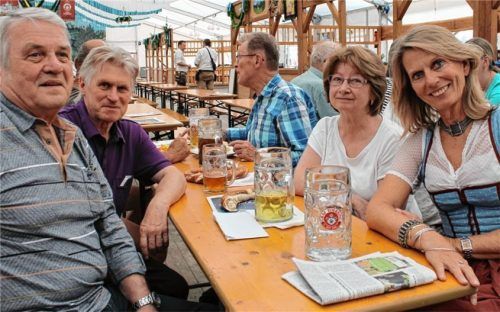 Sie sorgen dafür, dass die Heimatzeitung pünktlich in der Früh bei den Lesern im Briefkasten ist: Die Zeitungsträger verbrachten einen fröhlichen Nachmittag auf dem Volksfest. Mit dabei war auch Vertriebsleiterin Brigitte Jelinek.Fotos  lohmann