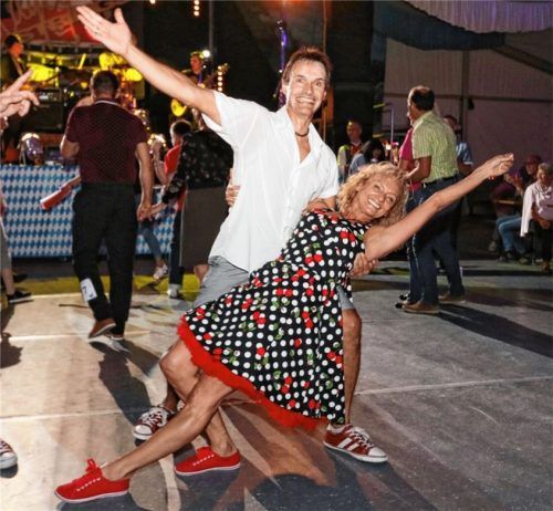 Sie tanzten sich in die Herzen der Jury und des Publikums und wurden dafür mit dem dritten Platz beim Boogie-Woogie-Wettbewerb im Festzelt belohnt: die Lokalmatadoren Ilse und Dirk Raida.Foto  stuffer/Huckemeyer