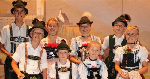 Sie waren die Besten in der Aschauer Festhalle: die Sieger des traditionellen Preisplattelns der Kinder und Jugendlichen bis 16 Jahre zwischen den Vereinen von Amerang, Bernau, Hittenkirchen, Hohenaschau, Niederaschau und Sachrang.Foto rehberg