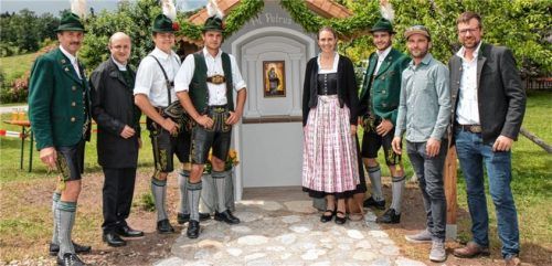 Sie waren maßgeblich am Bau der Kapelle beteiligt: Franz Englbrechtinger, Pfarrer David Mehlich, Mathias Englbrechtinger, Korbinian Englbrechtinger, Maria Eder, Ludwig Engl- brechtinger, Marco Hunger und Georg Dumpler (von links).Foto Pis