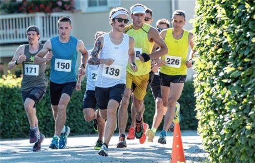 Sieger Florian Neuschwander (Nummer 139), rechts daneben der Zweite Florian Holzinger und ganz rechts der Dritte Stefan Holzner.Fotos Wukits