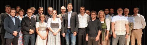 Simon Frank, Bürgermeisterkandidat der „Bürgerliste Zukunft für Aschau“ (Mitte), und die Kandidaten für die Gemeinderatswahl am 15. März 2020 bei der Aufstellungsversammlung in der voll besetzten Aschauer Festhalle.Foto Rehberg