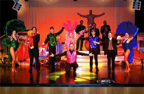 So kennen ihn die Gäste seiner Shows: Rudi Stey, der Entertainer (linkes Bild im Vordergrund). Und so kennen ihn die Besucher der Waldkraiburger Wiesn, die heute beginnt, und vieler anderer Volksfeste: Rudi Stey, der stolze Besitzer der „Süßen Linie 8“.Fotos  privat