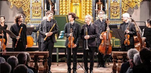 Solisten in den „Brandenburgischen Konzerten“ nehmen gerne den nicht enden wollenden Applaus entgegen. Foto Schneider