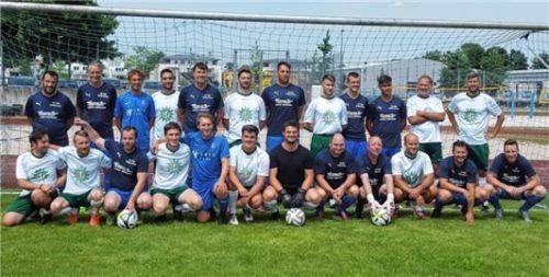 Spielten für den guten Zweck: Die Fußballer des SV-DJK und die Hobbykicker des Polizeipräsidiums Oberbayern Süd.