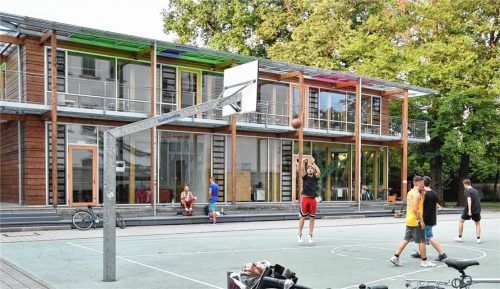 Sport in schönster Umgebung: Nicht nur Schüler, sondern auch andere Jugendliche, nutzen gerne den Hartplatz am Ignaz-Günther-Gymnasium. Für die Schule ein zunehmendes Problem.Foto SChlecker