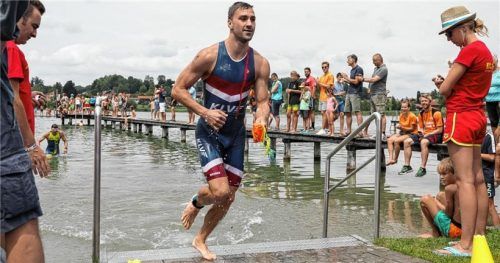 Stefan Ehehalt vom TSV Chieming ging als Erster aus dem Wasser.