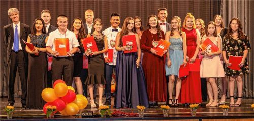 Steht hier stellvertretend für alle anderen Abschluss-Schüler: Die Klasse 10M der Pauline-Thoma-Mittelschule mit ihrem Klassenlehrer Walter Diebel (links). Fotos Thomae