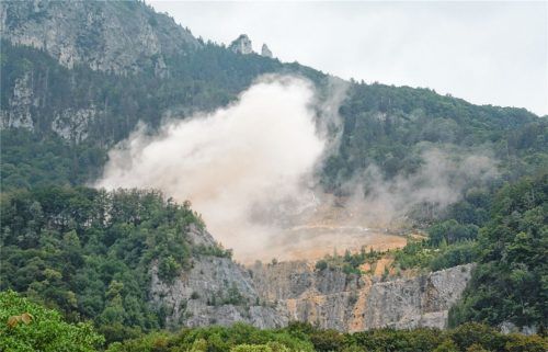 Steinbruch des Zementwerks in Nußdorf: Sprengungen oder Verstürzungen von Gestein finden nicht nur bei regnerischem Wetter statt und sorgen dann für erhebliche Immissionen, von denen unmittelbar die Anwohner des Nußdorfer Ortsteils Überfilzen betroffen sind. Foto Steffenhagen