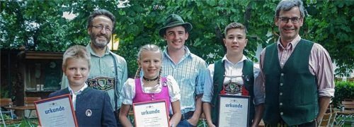 Stolz präsentierten sich die erfolgreichen Absolventen der Musikerleistungsabzeichen mit ihren Urkunden: Vitus Schweinsteiger, D1 auf Bariton (vorne links), Lisa Schweinsteiger, D1 auf Klarinette, Matthias Weyerer, D1 und D2 auf Tuba, und Vitus Kronast, D1 auf Tenorhorn. Vorsitzender des Musikfördervereins, Helmut Brunner, (rechts) und Zweiter Vorsitzender Sepp Weyerer (hinten links) überreichten den Absolventen ein Geschenk für ihre hervorragenden Leistungen. Moritz Gruber, D1 auf dem Schlagzeug, konnte leider nicht teilnehmen.Foto Steffenhagen