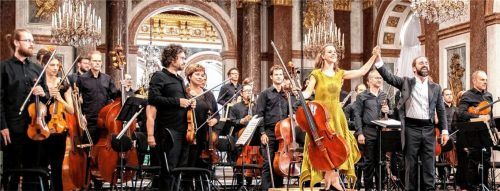 Strahlend nehmen Sol Gabetta, Dirigent Pierre Bleuse und das Kammerorchester Basel den Applaus entgegen. Foto Jakob Schneider