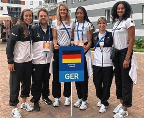 Svenja Brunckhorst (links) mit ihren Teamkolleginnen und Betreuern bei den European Games in Minsk.