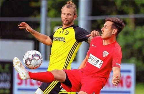 Thomas Breu (rechts, gegen Kirchanschörings Kevin Kostner) erzielte den Buchbacher Siegtreffer im Finale.Foto cb