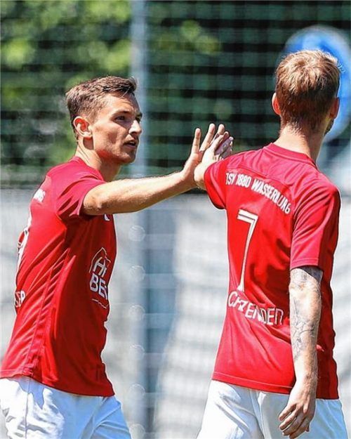 Torschütze Michael Barthuber (links) wird von Christoph Scheitzeneder beglückwünscht. Foto  Butzhammer