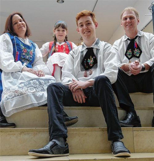 Tracht und Tradition spielt bei Familie Stein eine große Rolle, ihre Heimat sehen sie in Waldkraiburg: Manuela (von links), Vanessa, Fabian und Bernd Stein. Foto  Vähning