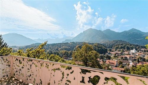 Traumhafter Ausblick: vom Balkon der Burg über das Achental.