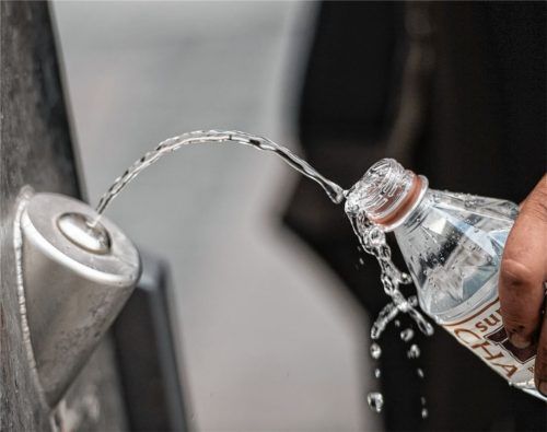 Trinkwasser ist das wichtigste Lebensmittel. Dementsprechend strengen Auflagen und Prüfungen ist es auf seinem Weg aus der Erde in den Mund unterworfen. Foto DPA